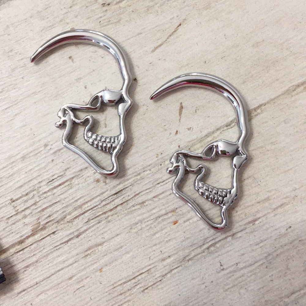 Skull hangers body jewelry